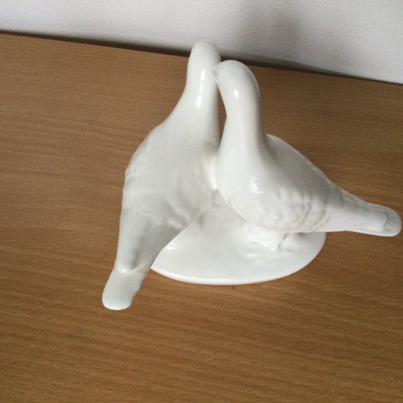 Vintage Ceramic two standing love birds figurines white studio ware box29 - Picture 3 of 5